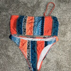 Detachable sleeves so it can be a bandeau. Multicolored, boho.